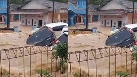 Banjir bandang di Sukabumi menyebabkan mobil terseret arus sungai Cikaso yang meluap, namun pengemudinya berhasil selamat.