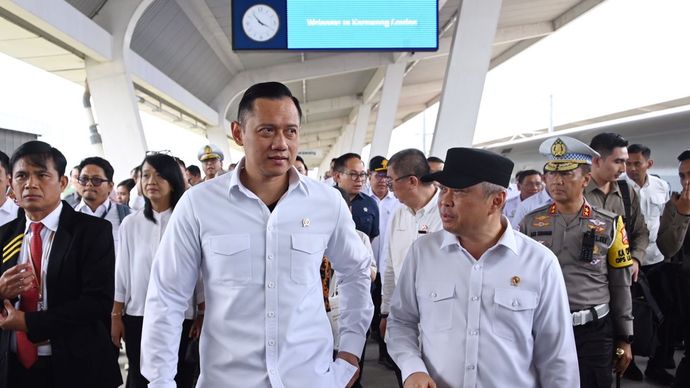 Menteri Koordinator Bidang Infrastruktur dan Pembangunan Wilayah, Agus Harimurti Yudhoyono (AHY) didampingi Menteri Perhubungan Dudy Purwagandhi meresmikan Stasiun Kereta Cepat Karawang.