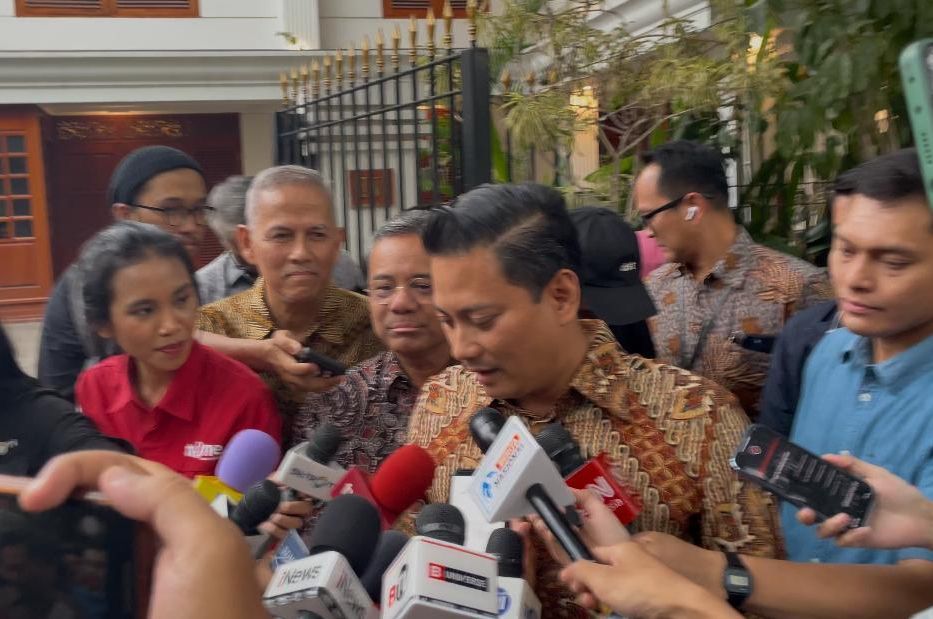 Wakil Menteri Keuangan Thomas Djiwandono Suahasil Nazara dan ekonom Anggito Abimanyu ke kediamannya di Jalan Kertanegara Nomor 4, Jakarta Selatan (Ntvnews.id-Muslimin Trisyuliono).