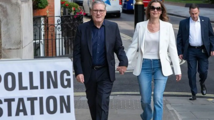 Perdana Menteri Inggris Keir Starmer dan istrinya Victoria Starmer memberikan suara mereka (7/5/2026). Jutaan pemilih di Inggris pergi ke tempat pemungutan suara untuk pemilihan lokal, yang dianggap sebagai pemilu paling komprehensif sejak pemilihan umum 2024. ANTARA/Anadolu Agency/pri.