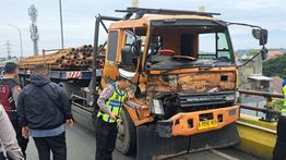 Truk Tronton Bermuatan Besi Kecelakaan di Flyover Ciputat