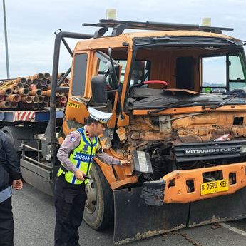 Truk Tronton Bermuatan Besi Kecelakaan di Flyover Ciputat