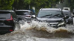 Banjir Parah di Karang Tengah Tangerang, Sejumlah Motor Mogok saat Melintas