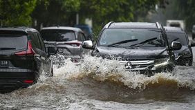 Banjir melanda kawasan Pojok, Jalan Dr. Soetomo, Karang Timur, Karang Tengah, Tangerang pada Kamis, 4 Desember 2025 sore sekitar pukul 17.30 WIB.