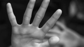 Kasus kekerasan terhadap anak dialami oleh seorang balita berinisial NA (2,5 tahun) menjadi korban penganiayaan, diduga dilakukan oleh pacar ibunya sendiri. Peristiwa tragis ini terjadi di sebuah kamar hotel di wilayah Karawang Barat pada Kamis, 12 F