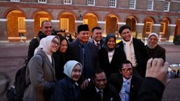 Prabowo Abadikan Momen Hangat Bareng Wartawan di London, Foto Bareng dan Bersenda Gurau