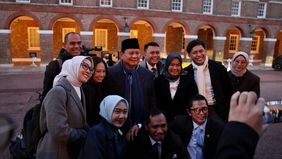 Mengakhiri kunjungan kerja di Inggris, Presiden RI Prabowo Subianto melayani permintaan wartawan yang meliput kegiatannya untuk mengabadikan momen di London dengan berfoto bersama.