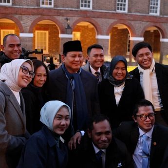 Prabowo Abadikan Momen Hangat Bareng Wartawan di London, Foto Bareng dan Bersenda Gurau