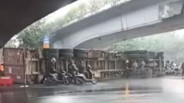 Viral Truk Kontainer Terguling di Bawah Flyover Tomang Jakbar