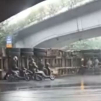 Viral Truk Kontainer Terguling di Bawah Flyover Tomang Jakbar