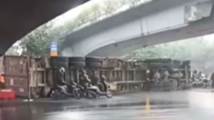 Viral Truk Kontainer Terguling di Bawah Flyover Tomang Jakbar