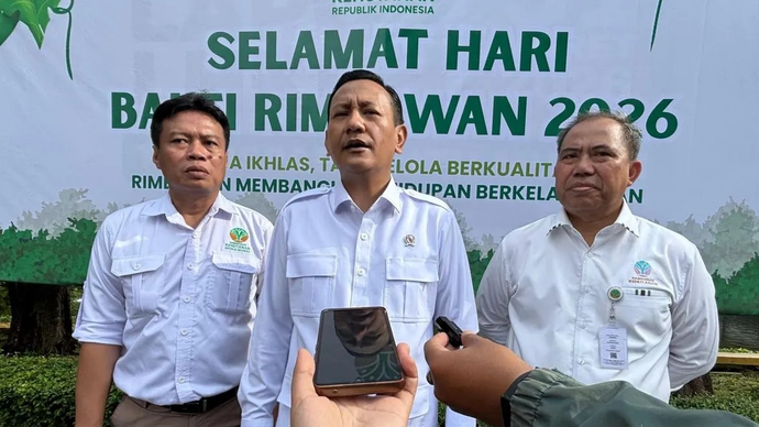 Wamenhut Rohmat Marzuki (tengah), Dirjen Gakkum Kemenhut Dwi Januanto Nugroho (kiri) dan Sekjen Kemenhut Mahfudz menjawab pertanyaan wartawan usai Upacara Hari Bakti Rimbawan ke-43 di Jakarta pada Senin (16/3/2026). ANTARA/Prisca Triferna.