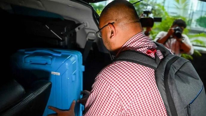 Petugas KPK membawa koper usai melakukan penggeledahan di Kantor Direktorat Jenderal Pajak Kementerian Keuangan (DJP Kemenkeu), Jakarta, Selasa, 13 Januari 2026. Dalam penggeledahan tersebut KPK mengamankan sejumlah barang bukti terkait dengan penyid
