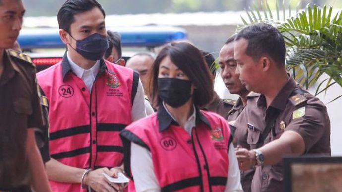 Dua tersangka kasus dugaan korupsi di PT Timah Harvey Moeis (kedua kiri) dan Helena Lim (kedua kanan) berjalan memasuki gedung saat pelimpahan tahap dua di Kejaksaan Negeri Jakarta Selatan, Jakarta, Senin (22/7/2024).