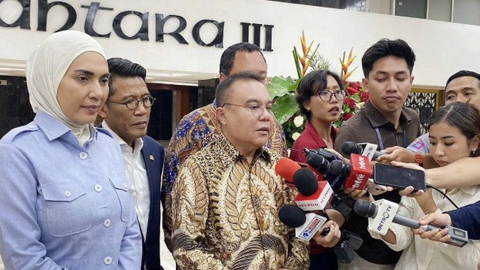 Wakil Ketua DPR RI Sufmi Dasco Ahmad menjawab pertanyaan pers terkait pencopotan Kepala BGN Dadan Hindayana di kompleks parlemen, Senayan, Jakarta, Selasa (2/6/2026). ANTARA/Fath Putra Mulya/aa.