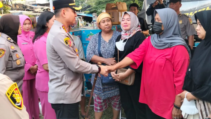 Kapolres Metro Jakarta Pusat Kombes Pol Reynold EP Hutagalung meninjau korban kebakaran di Kemayoran, Jakarta Pusat, Selasa (2/6/2026). ANTARA/Khaerul Izan.
