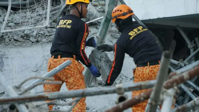 Tim penyelamat melakukan operasi pencarian dan penyelamatan di reruntuhan bangunan setelah runtuh, di Angeles, Provinsi Pampanga, Filipina, pada 24 Mei 2026. Bureau of Fire Protection / Handout/ Anadolu Agency/pri.
