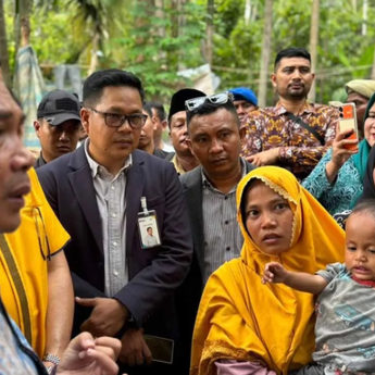 Mendukbangga Wihaji Serahkan Bantuan Perbaikan Rumah dan Jamban Sehat untuk Keluarga Risiko Stunting di Aceh Tenggara