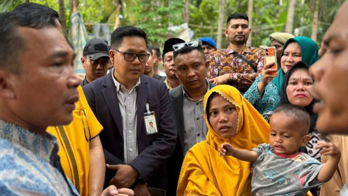 Mendukbangga yang juga Kepala Badan Kependudukan dan Keluarga Berencana Nasional (BKKBN) RI Wihaji (kiri) berdialog dengan masyarakat saat berkunjung ke Kabupaten Aceh Tenggara, Selasa (2/6/2026). ANTARA/HO-Humas BKKBN Aceh
