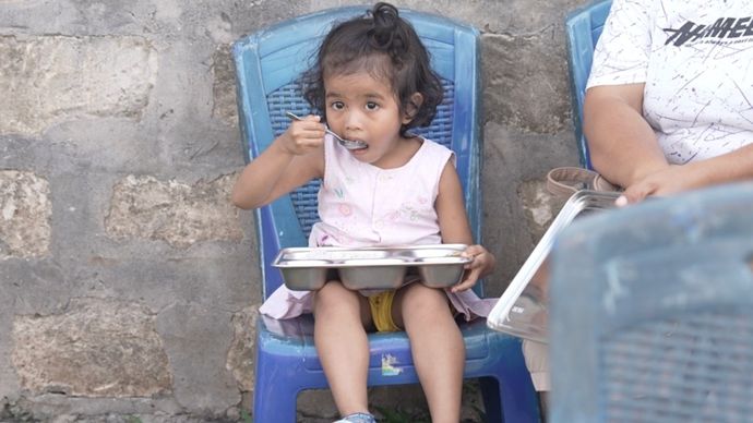 Program Makan Bergizi Gratis (MBG) telah berjalan lebih dari enam bulan di Posyandu Pos 1 Desa Radamata Kota Tambolaka, Sumba Barat Daya, Nusa Tenggara Timur (NTT),&nbsp;untuk&nbsp;ibu hamil (bumil), ibu menyusui (busui), dan balita.