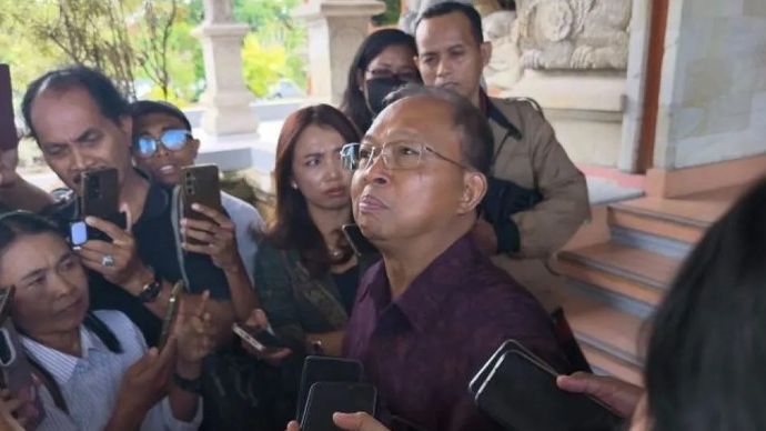 Gubernur Bali Wayan Koster klarifikasi soal video viral dirinya mengatakan &lsquo;diam kamu&rsquo; saat ditanya warga Pantai Bingin, Denpasar