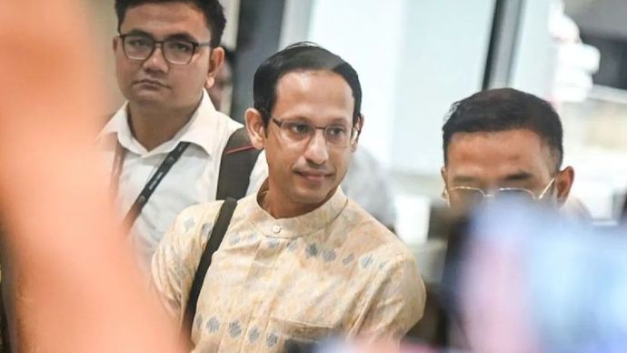 Mantan Menteri Pendidikan, Kebudayaan, Riset, dan Teknologi (Mendikbudristek) 2019-2024 Nadiem Makarim (kedua kiri) tiba untuk memenuhi panggilan pemeriksaan di Jampidsus, Kejaksaan Agung, Jakarta Selatan, Senin (23/6/2025).