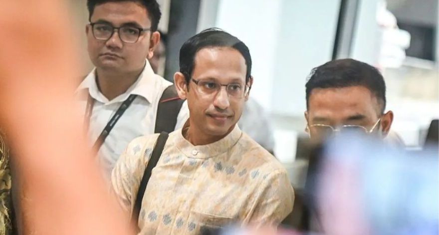 Mantan Menteri Pendidikan, Kebudayaan, Riset, dan Teknologi (Mendikbudristek) 2019-2024 Nadiem Makarim (kedua kiri) tiba untuk memenuhi panggilan pemeriksaan di Jampidsus, Kejaksaan Agung, Jakarta Selatan, Senin (23/6/2025).