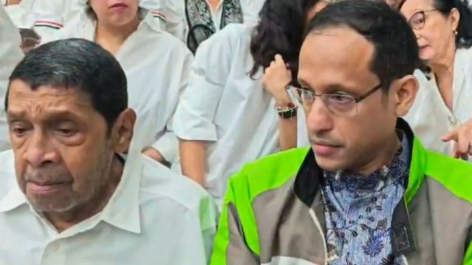 Menteri Pendidikan, Kebudayaan, Riset, dan Teknologi periode 2019-2024 Nadiem Anwar Makarim (kanan) menunggu sidang pleidoi dimulai, di Pengadilan Tipikor pada PN Jakpus, Selasa (2/6/2026). ANTARA/Agatha Olivia Victoria.