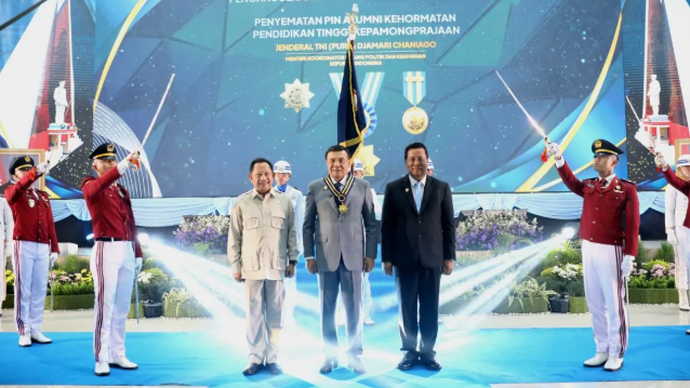 Menteri Dalam Negeri (Mendagri) Muhammad Tito Karnavian (kiri) dalam penganugerahan Kartika Astha Brata Utama dan Alumni Kehormatan Pendidikan Tinggi Kepamongprajaan kepada Menteri Koordinator Bidang Politik dan Keamanan (Menko Polkam) Djamari Chaniago (tengah) yang berlangsung di IPDN, Jawa Barat, Jumat (29/5/2026). (ANTARA/HO-Kemendagri)