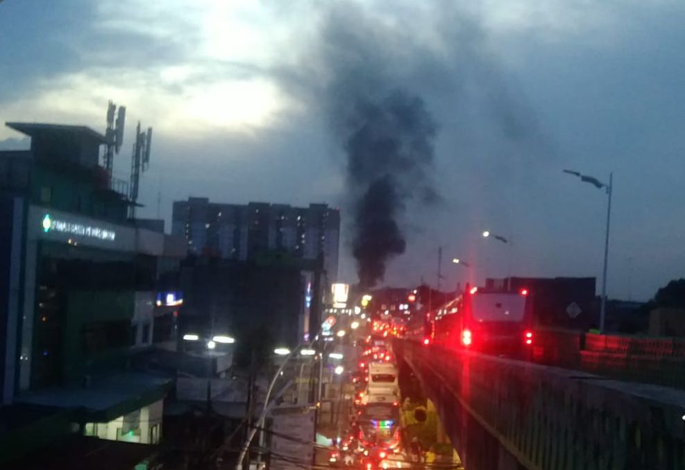 Ada Kebakaran, Laju Transjakarta Sekitar Ciledug Raya Terhambat hingga Macet Parah   <b>(X @PT_Transjakarta)</b>
