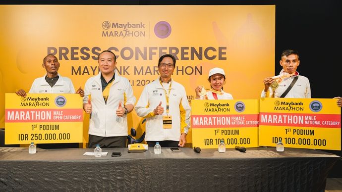 Para juara nomor marathon kategori atlet elite dan atlet nasional saat jumpa pers usai memenangkan Maybank Marathon 2024 di Gianyar, Bali, Minggu (25/8/2024).