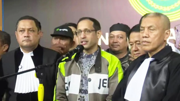 Menteri Pendidikan, Kebudayaan, Riset, dan Teknologi periode 2019-2024 Nadiem Anwar Makarim (tengah) saat memberikan keterangan kepada media di sela sidang pembacaan pleidoi, di Pengadilan Tindak Pidana Korupsi pada Pengadilan Negeri Jakarta Pusat (2/6/2026). ANTARA/Agatha Olivia Victoria/aa.