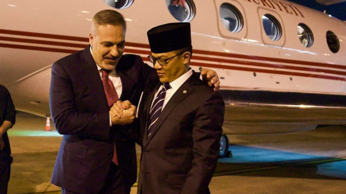 Menteri Luar Negeri (Menlu) RI Sugiono menyambut Menlu Turkiye Hakan Fidan yang tiba di Jakarta, Selasa (2/6/2026) malam untuk melakukan kunjungan resmi di Indonesia, Rabu (3/6/2026). ANTARA/HO-Kemlu RI/am.
