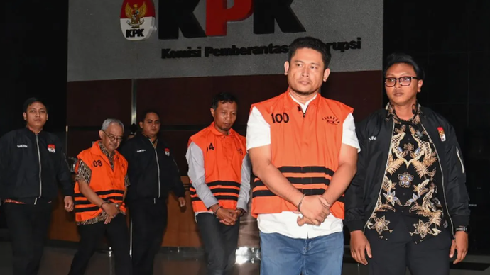 Direktur PT Agung Pradana Putra Ahmad Abdillah (kedua kanan), Pejabat Pembuat Komitmen (PPK)/Kepala Seksi Penataan Bangunan dan Lingkungan Dinas Perumahan Rakyat, Kawasan Permukiman, dan Cipta Karya Kabupaten Lamongan Mokh. Sukiman (tengah), dan mantan General Manager Divisi Regional II PT Brantas Abipraya (2015-2019) Herman Dwi Haryanto (kedua kiri) mengenakan rompi tahanan KPK usai ditetapkan sebagai tersangka pada pemeriksaan di Gedung Merah Putih KPK, Jakarta, Selasa (2/6/2026). KPK melakukan penahanan terhadap Pejabat Pembuat Komitmen (PPK)/Kepala Seksi Penataan Bangunan dan Lingkungan Dinas Perumahan Rakyat, Kawasan Permukiman, dan Cipta Karya Kabupaten Lamongan Mokh. Sukiman, mantan General Manager Divisi Regional II PT Brantas Abipraya (2015-2019) Herman Dwi Haryanto, dan Direktur PT Agung Pradana Putra Ahmad Abdillah sebagai tersangka dalam kasus dugaan korupsi pembangunan gedung kantor Pemkab Lamongan Tahun Anggaran 2017-2019 yang mengakibatkan kerugian keuangan negara sebesar Rp35,7 miliar. ANTARA FOTO/Indrianto Eko Suwarso/wsj.