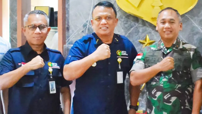 Arsip foto - Wakil Direktur Utama PT Agrinas Pangan Nusantara Mayjen TNI Trenggono (tengah) saat bertemu Pangdam XIII/Merdeka Mayjen TNI Mirza Agus (kanan) di Makodam XIII/Merdeka, Manado, Sulawesi Utara. ANTARA/HO-Kodam XIII/Merdeka/aa.