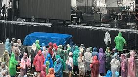 Konser Playlist Live Festival 2024 hari kedua yang digelar di Lapangan Pusenif Kota Bandung, Jawa Barat pada 10 November 2024 tak berjalan lancar.