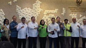 Sekretaris Kabinet (Seskab) Teddy Indra Wijaya menyampaikan tunjangan hari raya (THR) untuk Aparatur Sipil Negara (ASN), TNI-Polri dan pensiunan akan cair 100 persen.