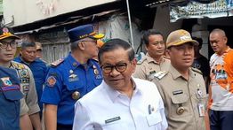Pramono Tinjau Kebakaran Taman Sari Jakbar, Fokus Penanganan Warga Juga Rumah Terdampak