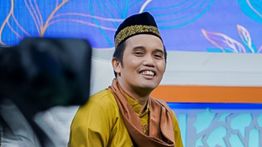 Momen Ustaz Maulana Girang Dapat Hadiah HP Baru saat Ceramah, Ekspresinya Bikin Gemas