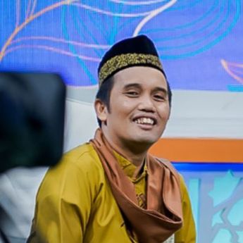 Momen Ustaz Maulana Girang Dapat Hadiah HP Baru saat Ceramah, Ekspresinya Bikin Gemas