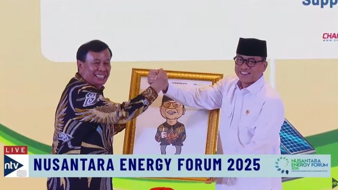 Preskom NT Corp Nurdin Tampubolo dan Menteri Desa dan Pembangunan Daerah Tertinggal Yandri Susanto di acara Nusantara Energy Forum 2025 di Ballrom NT Tower, Jakarta Timur, Rabu, 20 Agustus 2025.