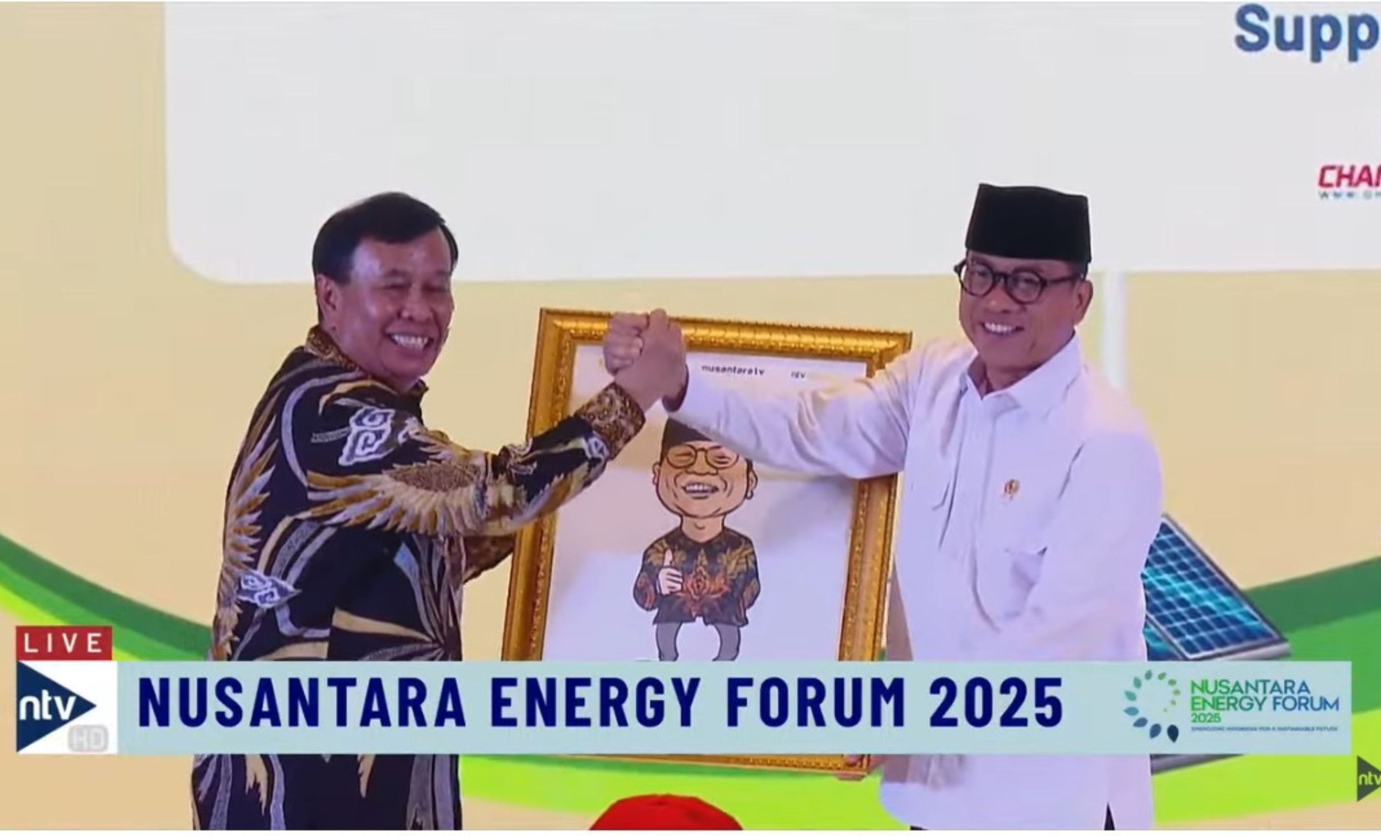 Preskom NT Corp Nurdin Tampubolo dan Menteri Desa dan Pembangunan Daerah Tertinggal Yandri Susanto di acara Nusantara Energy Forum 2025 di Ballrom NT Tower, Jakarta Timur, Rabu, 20 Agustus 2025. <b>(Nusantara TV)</b>