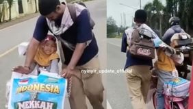 Beredar video memperlihatkan bapak dan anak di Cirebon menggunakan sepeda ke Mekkah. Hal tersebut menjadi viral di media sosial.