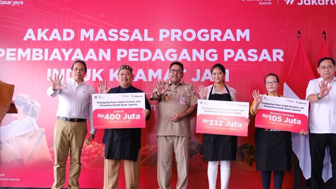 Rano Karno hadiri dan menyaksikan penandatanganan Akad Kredit Massal Bank Jakarta bagi 100 orang pedagang di Pasar Induk Kramat Jati