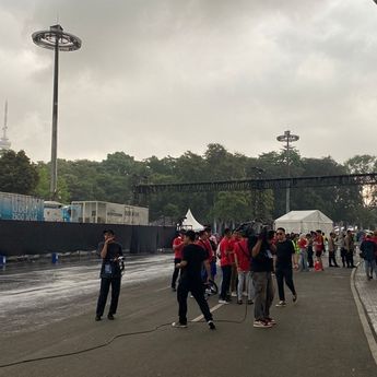 Hujan Deras, Penonton Timnas Indonesia vs Arab Saudi Bergegas Masuk GBK