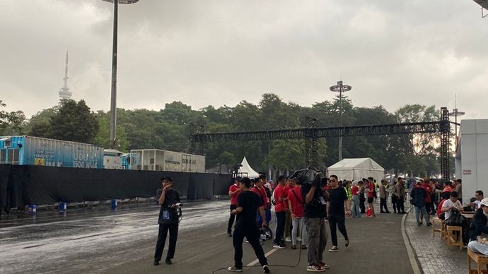 Hujan deras mengguyur Stadion Utama Gelora Bung Karno, jelang pertandingan Indonesia vs Arab Saudi, Selasa (19 November 2024)