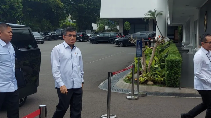 Menteri Ketenagakerjaan (Menaker) Yassierli (tengah) saat tiba di kompleks Istana Kepresidenan, Jakarta, Senin (25/11/2024), 