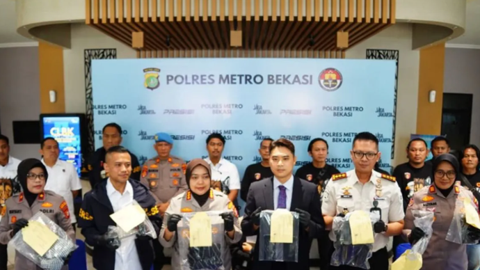 Polisi menunjukkan bukti-bukti kasus pembunuhan terhadap WNA asal Korea Selatan di Mapolres Metro Bekasi, Selasa (2/6/2026).ANTARA/Pradita Kurniawan Syah.