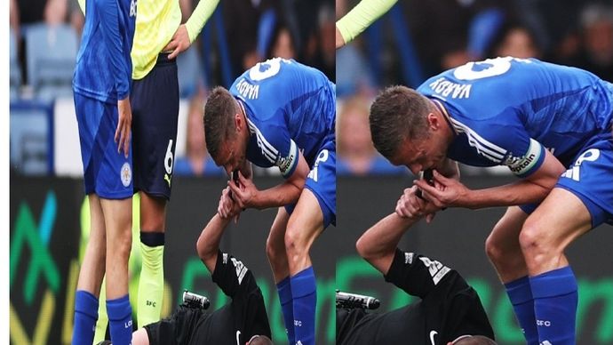 Jemie Vardy meniup peluit yang ada di tangan wasit