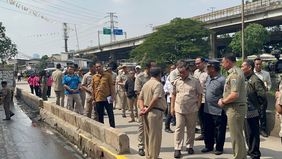 Gubernur DKI Jakarta, Pramono Anung turun langsung meninjau kondisi jalan tinggi sebelah di kawasan Penjaringan, Jakarta Utara.